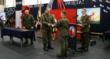 13 batalion lekkiej piechoty otrzymał Sztandar 33 Pułku Piechoty Armii Krajowej [FOTO]