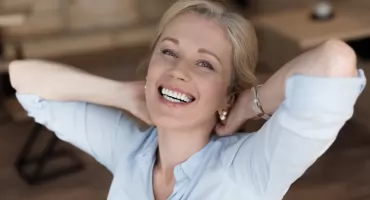 Piaskowanie zębów: Skuteczny sposób na pozbycie się osadu i przywrócenie naturalnej bieli uśmiechu