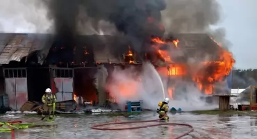 Pożar budynków gospodarczych w gminie Rutki. Z ogniem walczy 8 zastępów strażaków [FOTO]