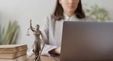 Prawo to Twoje marzenie? Możesz je spełnić w Wyższej Szkole Kształcenia Zawodowego!