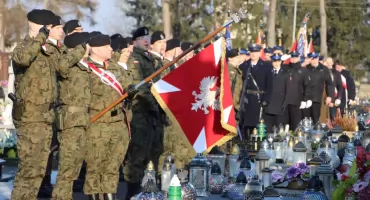 Zambrów uczcił Żołnierzy Wyklętych. Powiatowe obchody na cmentarzu i w kościele [FOTO]