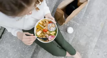 Catering dla firm w Zambrowie – realne wsparcie dla zakładów produkcyjnych i średnich przedsiębiorstw