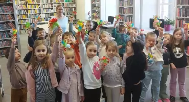 Przedszkolaki z MP5 z wizytą w Filii MBP w Zambrowie [FOTO]