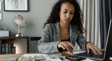 Pierwszy PIT w życiu – poradnik dla osób, które zaczęły pracę w 2025 roku