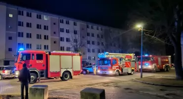 Ewakuacja mieszkańców przy Alei Wojska Polskiego w Zambrowie. Ulatniał się gaz w bloku [FOTO+VIDEO]