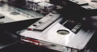 Popularne kawałki na kasetach magnetofonowych – nowoczesność w wydaniu retro
