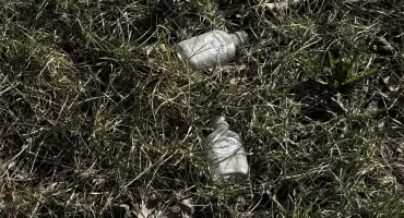 Zaśmiecona ul. Pileckiego w Zambrowie. 