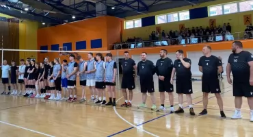 Siatkarskie zmagania w „Czerwoniaku”. Policjanci i uczniowie zagrali o puchar komendanta [FOTO]