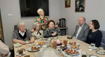 Seniorzy rozmawiali z psychologiem. Spotkanie w Stowarzyszeniu 