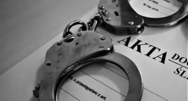 Agresywny 27-latek zatrzymany przez policję. Groził podpaleniem lokalu i niszczył auta