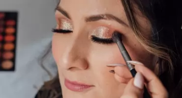 Makijaż odmładzający dla cery dojrzałej – jakich błędów unikać po 40. i 50. roku życia?