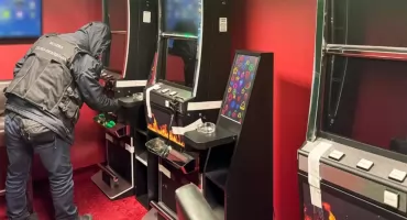 Hazard pod lupą mundurowych. Automaty i pieniądze zabezpieczone