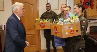 Wielkanocne ozdoby trafią do żołnierzy w Czerwonym Borze. Samorządowcy spotkali się z mundurowymi [foto]