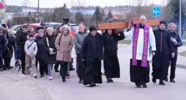 Droga krzyżowa z parafii pw. św. Józefa Rzemieślnika przeszła ulicami Zambrowa [FOTO+VIDEO]