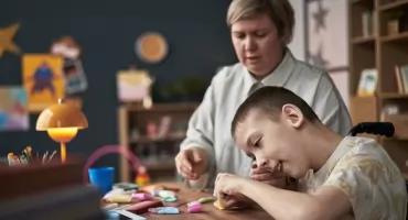 Chcesz pomagać młodzieży z niepełnosprawnością w nauce zawodu? Zdobądź kwalifikacje z zakresu pedagogiki specjalnej