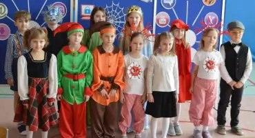 „Bądź bezpieczny w sieci” – przedstawienie uczniów klasy I ze Szkoły Podstawowej w Starym Zakrzewie [FOTO]