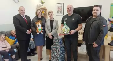 Funkcjonariusze z ZK w Czerwonym Borze z wizytą w Centrum Opiekuńczo-Mieszkalnym w Pęchratce Polskiej [FOTO]