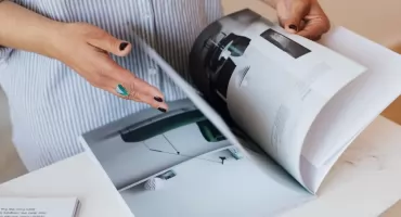 Ulotki, katalogi i skład tekstu: jak przygotować materiały drukowane, które realnie wspierają sprzedaż?