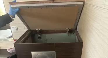 Schował się przed policjantami w spłuczce do sedesu