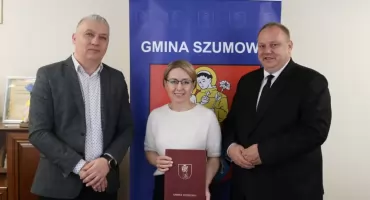 Nowy asfalt na ulicy Szkolnej w Szumowie. Wójt podpisał umowę [FOTO]