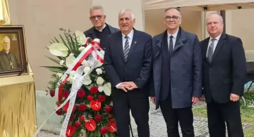 Przedstawiciele władz powiatu i miasta wzięli udział w uroczystościach pogrzebowych abp. Józefa Michalika [FOTO+VIDEO]