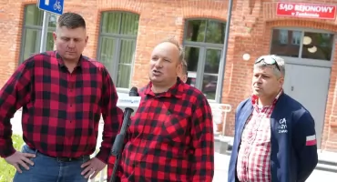 Kilku rolników ma odpowiadać przed sądem za postawienie zniczy i wieńca przed biurem poselskim [VIDEO+FOTO]