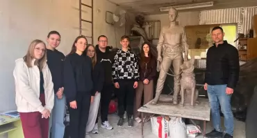 Zambrowscy uczniowie odwiedzili pracownię rzeźbiarza Michała Selerowskiego [FOTO]