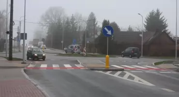 Radny wnioskuje o barierki przy nowym rondzie. Samochody wjeżdżają przed posesje mieszkańców 