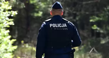 Szła poboczem ruchliwej drogi w koszuli nocnej i kapciach. Interweniowali zambrowscy policjanci