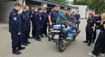 Klasy mundurowe z ZSA odwiedziły zambrowską komendę. Uczniowie poznali kulisy pracy policjantów [FOTO]