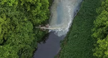 Mętna ciecz w Jabłonce. WIOŚ bada źródła zanieczyszczenia rzeki w Zambrowie [FOTO+VIDEO]