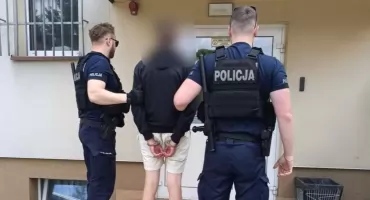 Na widok policjantów schowali się w altance. 21-latek zatrzymany za posiadanie narkotyków [FOTO]