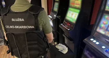 KAS zlikwidowała kolejny nielegalny salon gier. Zabezpieczono automaty i gotówkę