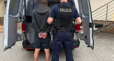 Skuteczna akcja zambrowskiej policji: poszukiwani i narkotyki w rękach mundurowych