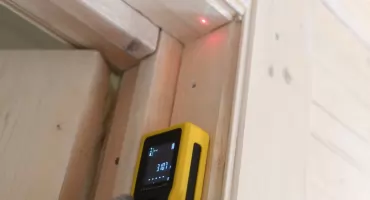 Jak dokładnie wymierzyć pokój przed zakupem mebli i dlaczego dalmierz laserowy to ułatwia?