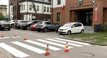 Przy budynku Urzędu Gminy Zambrów pojawiły się przejścia dla pieszych, prowadzące na ... trawnik  [FOTO+VIDEO]