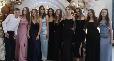 Uczniowie klas ósmych z SP4 pożegnali szkołę. Bal Ósmoklasisty 2026 [FOTO]