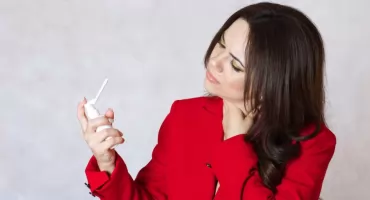 Spray czy tabletki na ból gardła: co działa szybciej i skuteczniej?