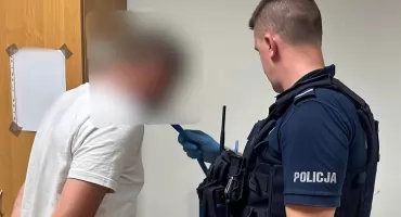 Kierowca bez uprawnień oraz po alkoholu, a pasażerka poszukiwana i z narkotykami