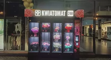 Kwiatomat stanął przy Galerii Bem w Zambrowie. Piękne bukiety kupisz przez całą dobę!