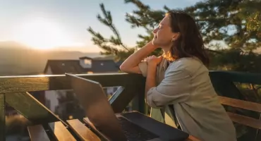Praca zdalna z domku letniskowego. Zobacz, dlaczego internet bez limitu na kartę to strzał w dziesiątkę