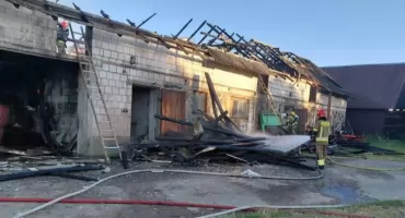 Sześć zastępów strażaków gasiło pożar budynku w gminie Rutki [FOTO]