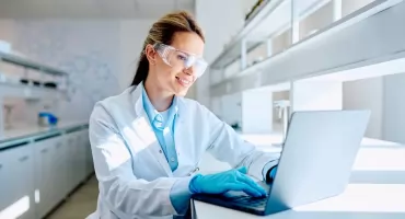 Trwałość pod okiem nauki. Jakie standardy muszą spełniać nowoczesne meble laboratoryjne chemiczne?