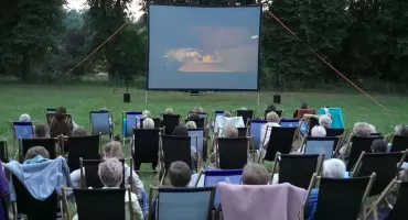 Pies i kot bohaterami kolejnego filmu w ramach „Kina pod gwiazdami” przy „Trójcy” w Zambrowie [FOTO]