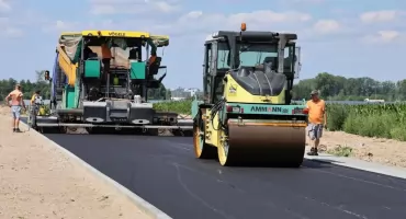 Trwają zaawansowane prace w rejonie ROD pod Długoborzem. Ruszyło układanie asfaltu [FOTO]