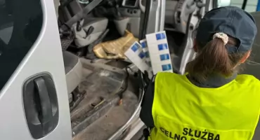 Przemyt w podwójnej podłodze auta. Funkcjonariusze KAS przejęli papierosy za 125 tys. złotych