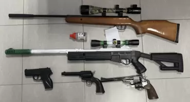 Strzały z balkonu na zambrowskim osiedlu. Policja szuka kolejnych pokrzywdzonych