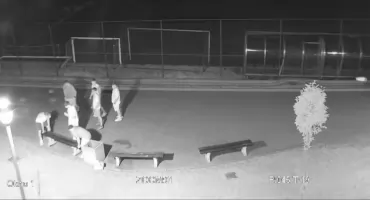 Zdewastowali ławki na stadionie Olimpii Zambrów. Sprawców nagrał monitoring