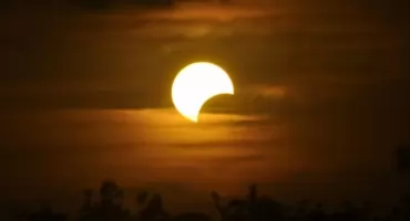Przed nami wyjątkowe noce. Zaćmienie Słońca i deszcz meteorów będą widoczne również w Zambrowie