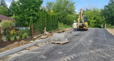 Postępy na budowie drogi w Rutkach-Kossakach. Ułożono pierwszą warstwę asfaltu [FOTO]
